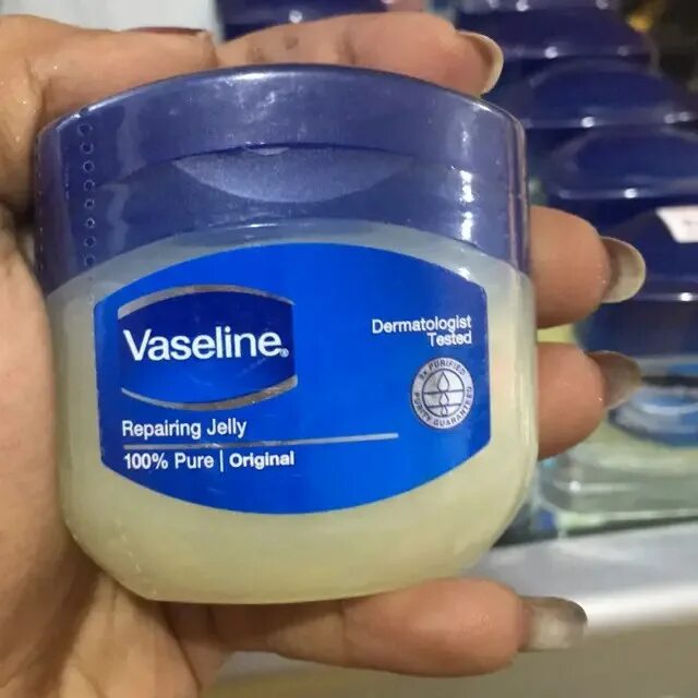 Можно ли использовать вазелин. Маска vaseline. вазелин американский. маска для лица с вазелином. вазелин формула.