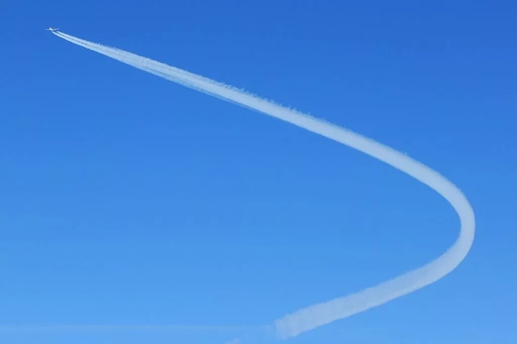 Почему след от самолета. Конденсационный след самолета. Полосы от самолета на небе. Инверсионный след самолета. След самолета в небе.
