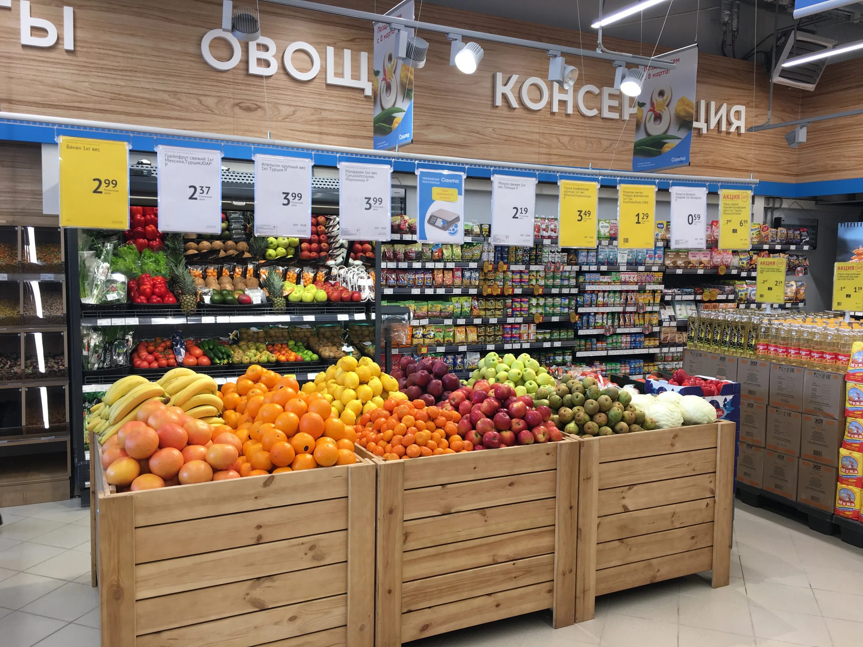 Ребрендинг продуктового магазина. Средства внутримагазинной рекламы. Санта речица. Санта речица. Санта в торговом центре.