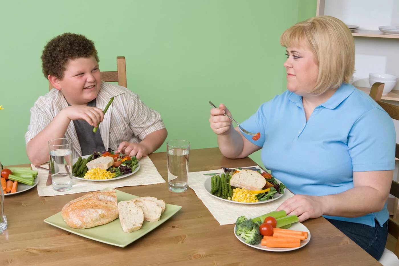 Мать было лишнее. Ожирение у детей и подростков. Семья с ожирением. Ожирение еда. Правильное питание для всей семьи.