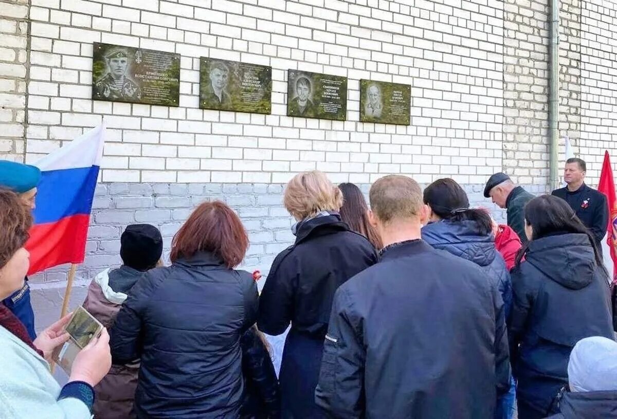 Новости дня брянской области. Митинг. Мемориальная доска. Трубчевск открытие мемориальной доски. Белая берёзка Брянская область.