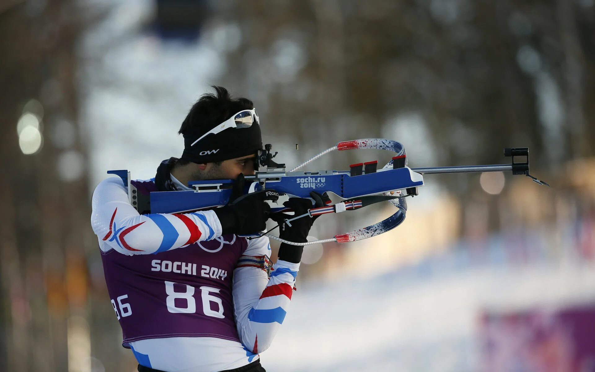 Лыжи для биатлона. Лыжники с винтовкой. Биатлон на снегоступах. Зимние виды спорта. Лыжная стрельба как называется.