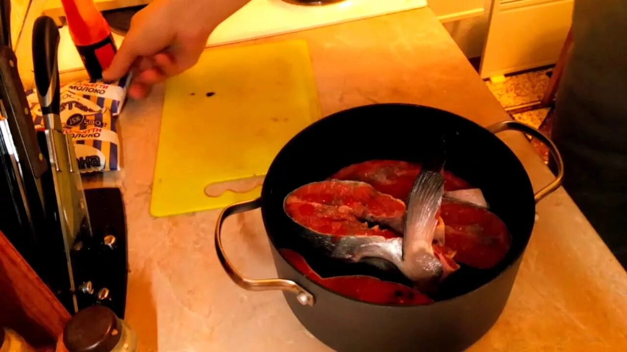 Как пожарить кижуч на сковороде вкусно. Приготовление кижуча. кижуч в духовке стейками. кижуч на сковороде. стейк из кижуча.