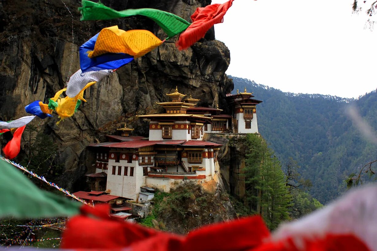 Бутан туризм. Туристы в бутане. Малоизвестные туристические страны. Праздник в бутане.