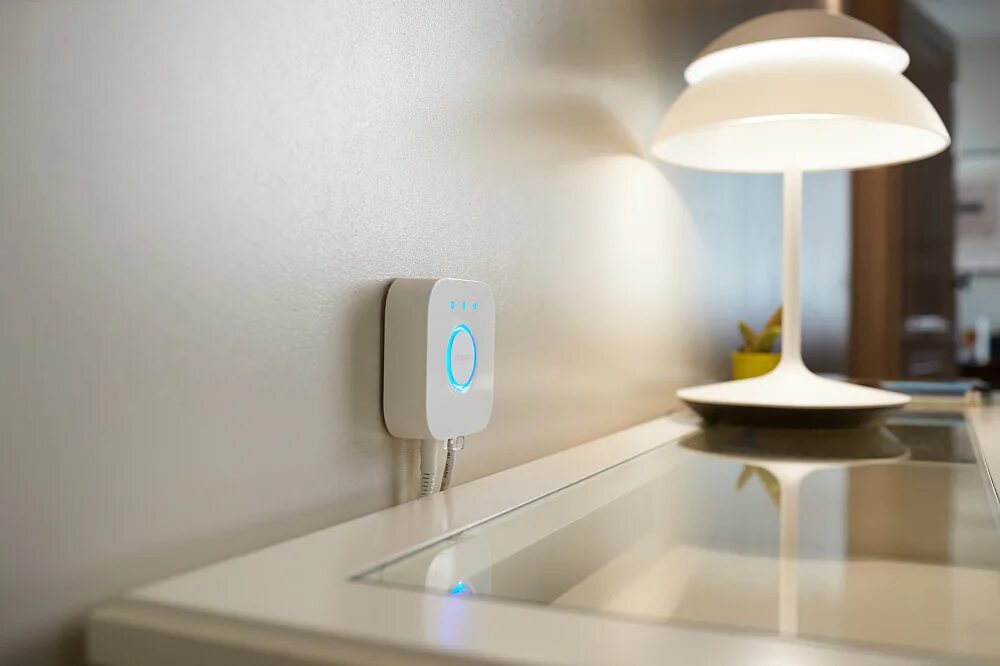 Умный дом управление освещением. Philips hue управление светом. philips hue bridge. philips hue lamp. блок управления hue bridge.
