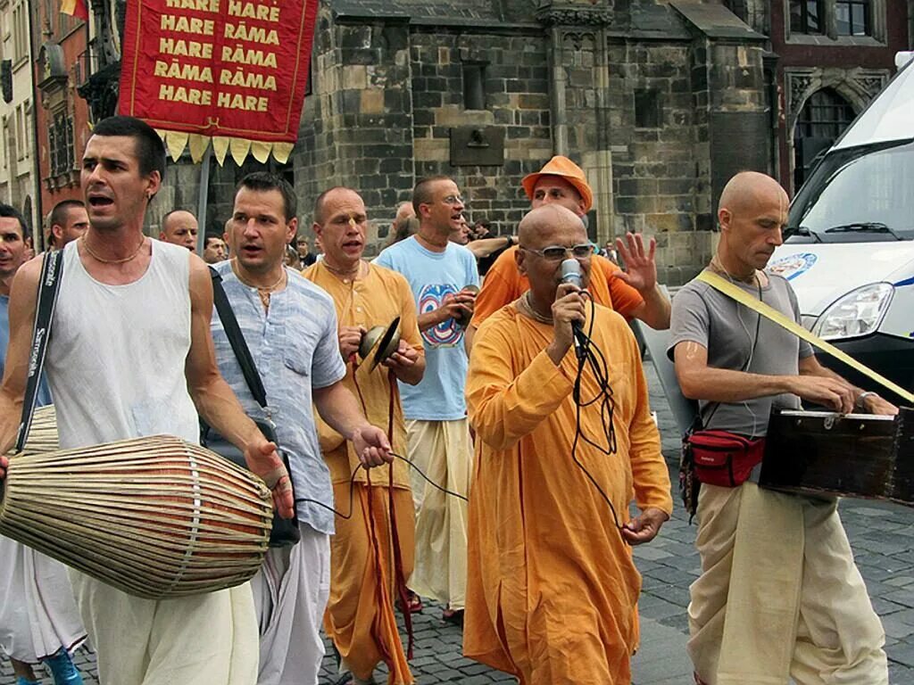 Кришнаиты кто это. Хари хари кришна секта. Харе кришна секта в москве. Кришнаиты секта. Кришнаиты кто это.