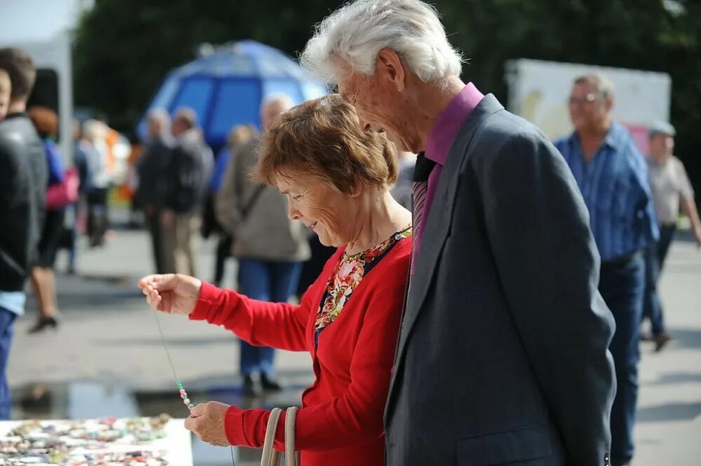 Молодые пенсионеры. С днем пенсионера. С днем молодого пенсионера. День пенсионера в магазине.