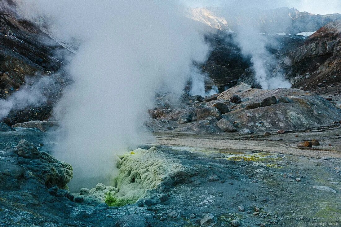 Камчатка кроноцкий заповедник гейзеры. Гейзерная долина на камчатке. Долина гейзеров строккур. Гейзеров много в. Сахалин долина гейзеров.