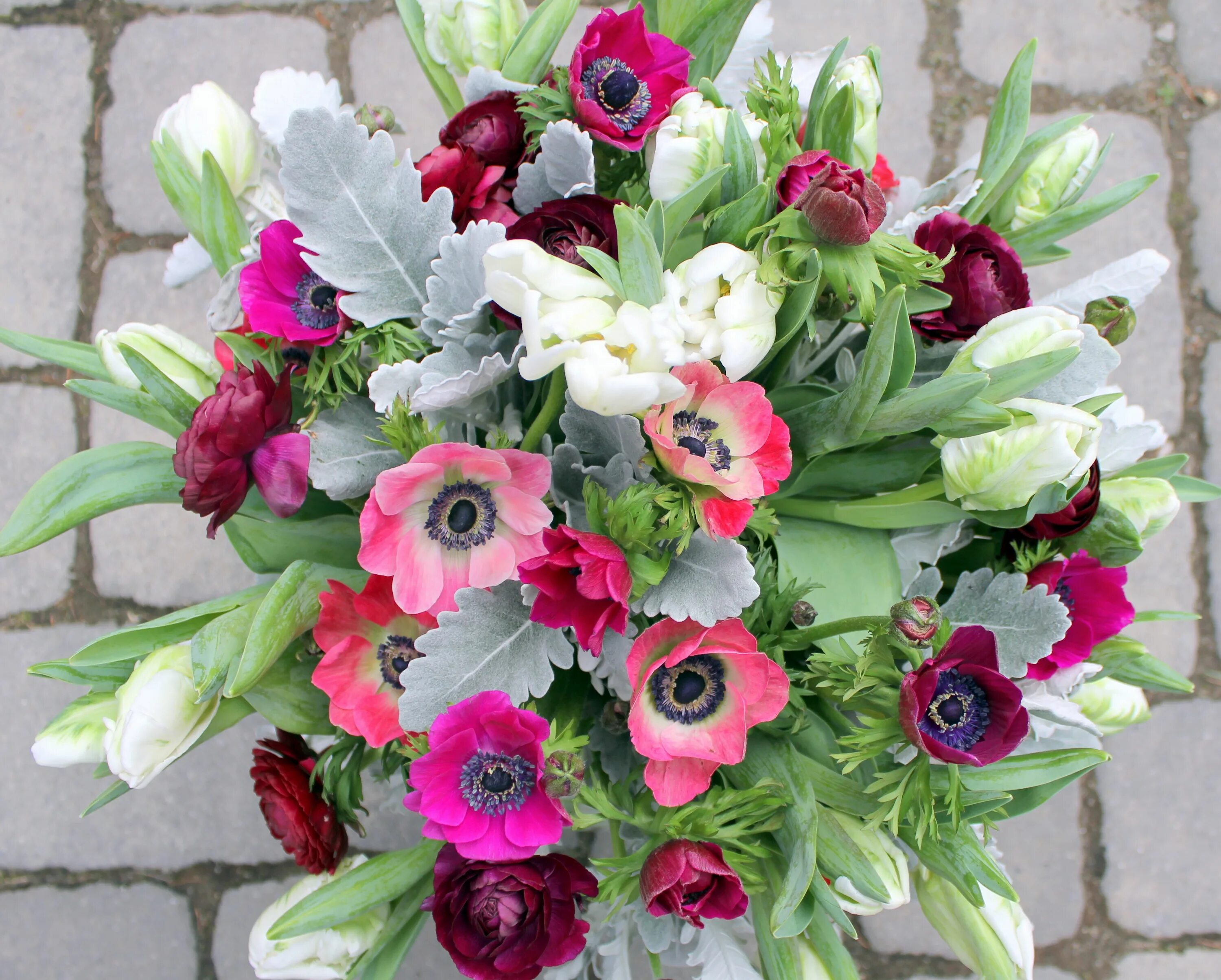 Анемоны букет фото Pale pink anemones, delicate pink hyacinth and parrot tulips: 'Blush Classic' by