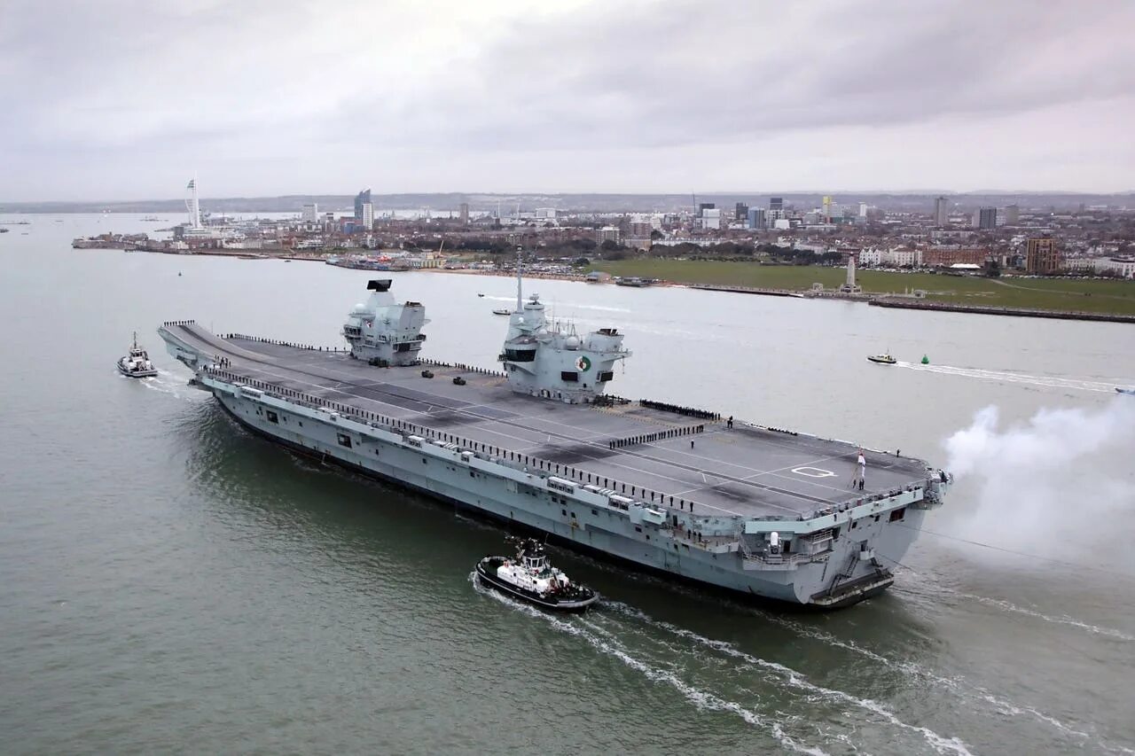 Горит британский авианосец r08 queen elizabeth. Queen elizabeth авианосец. f-35 from hms queen elizabeth recovered ?.