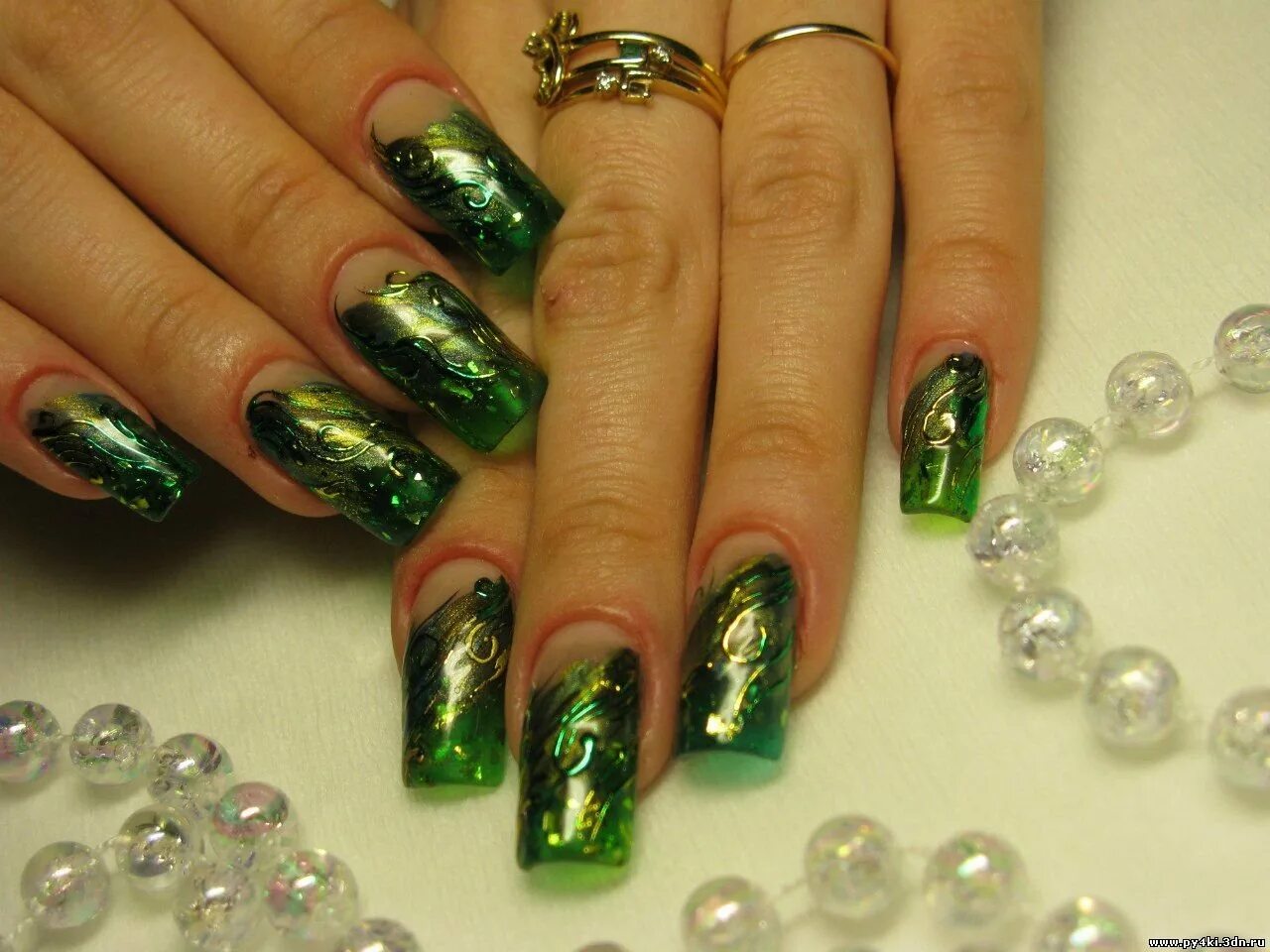 оливковый маникюр. зеленые ногти с золотым френчем. маникюр знленыйс золотом. маникюр френч зеленый с золотым. зеленые ногти с золотым френчем.
