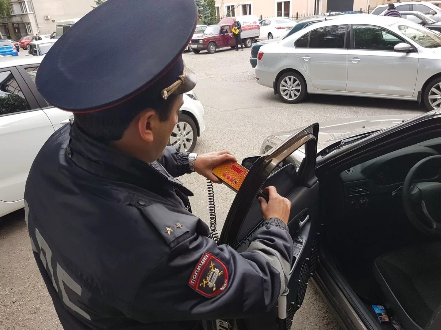 Дпс уберут. Сотрудник гибдд снимает. Дпс уберут. Неуплаченный штраф фото. Полицейский фоткает.