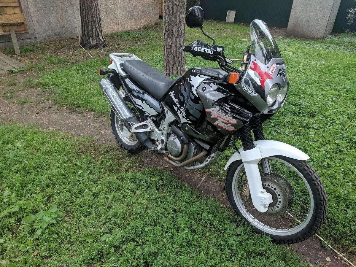 Хонда твин 750 купить. Honda Africa Twin 1996. Тормозные шланги Honda Africa Twin XRV 750. Xrv750 Africa Twin тюнинг. Хонда Африка 750 двигатель картинки.