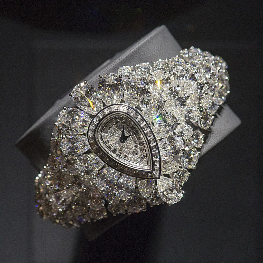 Бриллианты муж купил. Графф Даймондс часы. Graff часы с бриллиантами. Часы Graff fascination. Графф Даймондс самые дорогие часы.