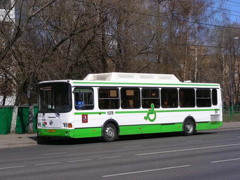 Какой автобус едет в москву. Автобус. Автобус едет. Парк автобусов. Автобус на улице.
