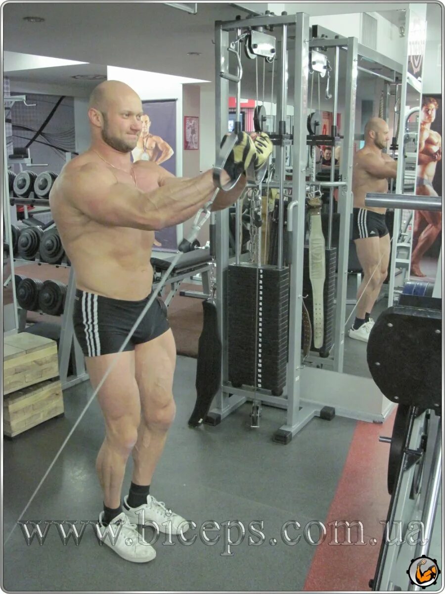 Кроссовер на нижнем блоке. Сведение рук с верхнего блока в кроссовере. Сведение нижних блоков в кроссовере. Упражнения на грудь в кроссовере. Тяга в кроссовере на грудные мышцы снизу.