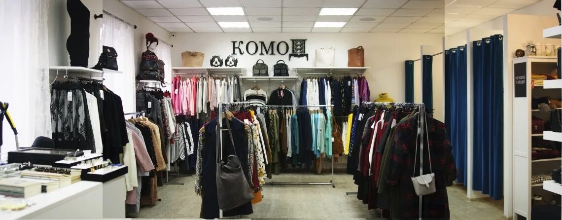 Комоде шоу рум. Шоурумы в красноярске магазин одежды. шоу рум красноярск. шоу рум секонд хенд. комод магазин женской одежды.