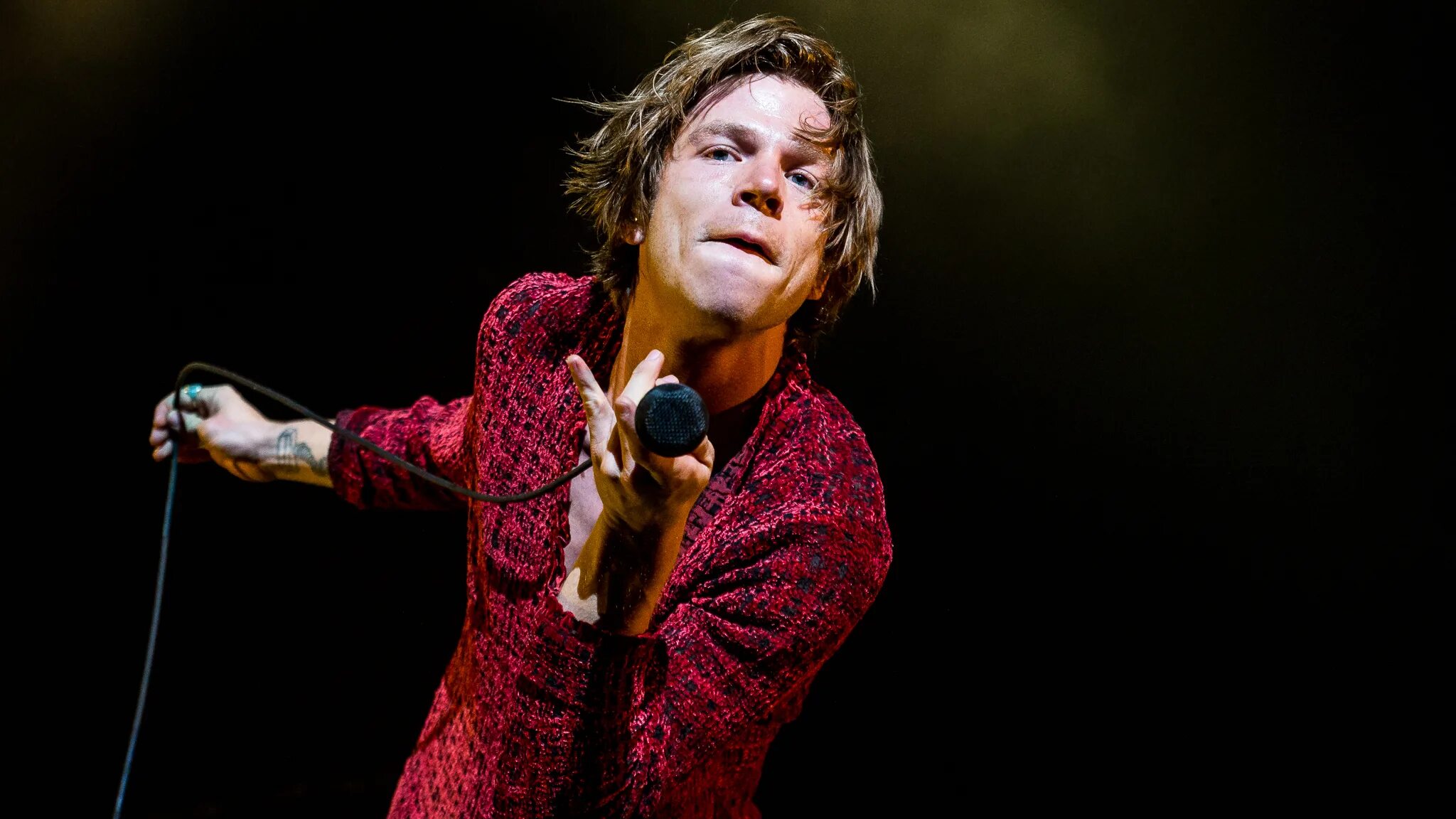 Cage the elephant neon. Мэтью Шульц. Брэд Шульц Cage the Elephant. Мэтью Шульц Cage the Elephant рост. Matthew Schultz Cage the Elephant.