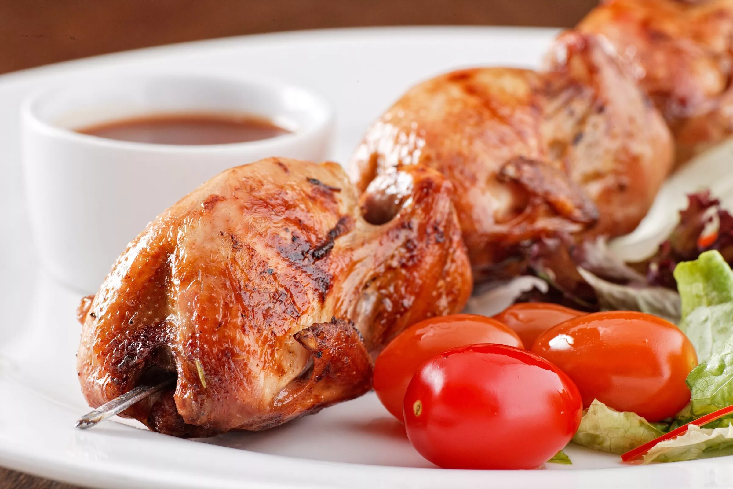 Перепелка какое мясо. Перепелка шашлык. перепелка мясо шашлык. перепелка на мангале. перепелиное мясо.