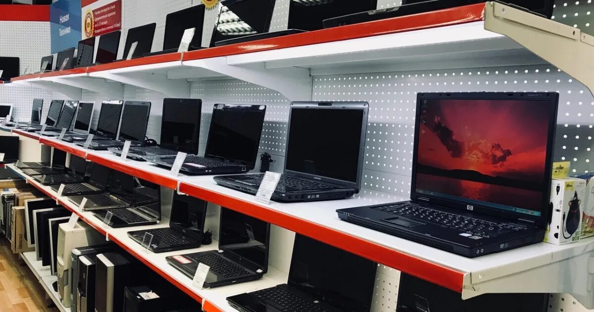 Магазин техники ноутбуков. Магазин электроники. Витрина с ноутбуками. Магазин ноутбуков. Много ноутбуков.
