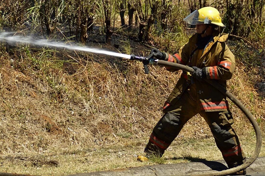 Пожарный с пожарным рукавом. Тушение повар. Работа с пожарными стволами. 35 псч хабаровск. Пожарный картинка.