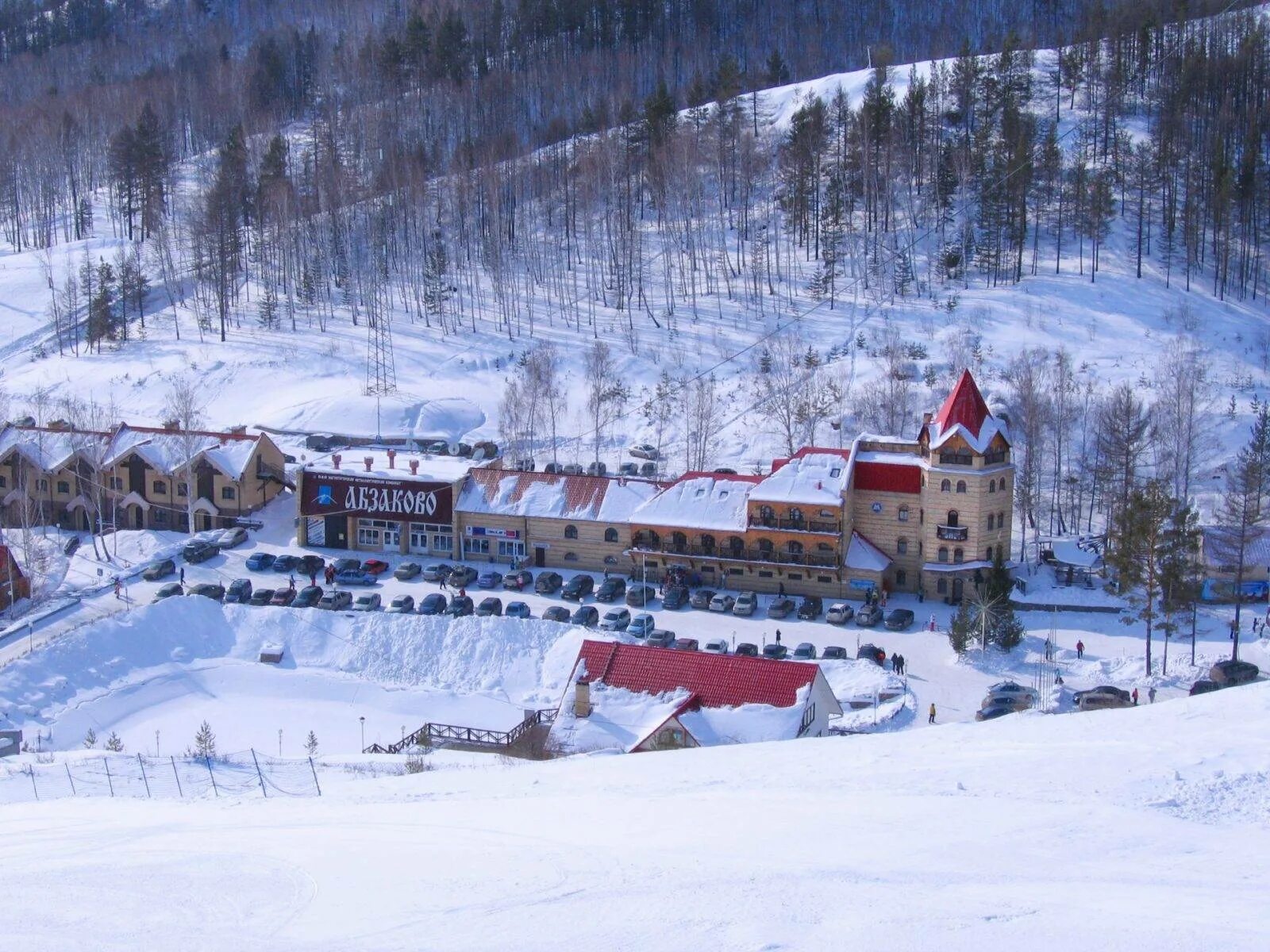 Уральские горы курорт. Горнолыжный курорт в башкирии абзаково. горнолыжный комплекс магнитогорск абзаково. горнолыжка башкортостан абзаково. абзаково горы.