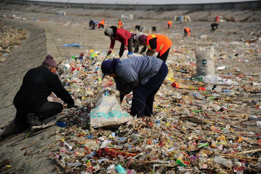 Bad pollution. Тонны мусора в Японии. Китай загрязнение океана. Yangtze River pollution. Китайцы Повседневная жизнь 2022.