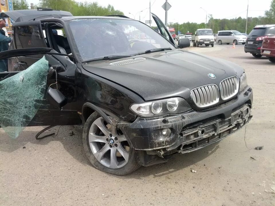 Разбил продаю. BMW x5 53 кузов. BMW x5 e53 убитый. БМВ х5 е53 гнилая. BMW e53 Разбитая.