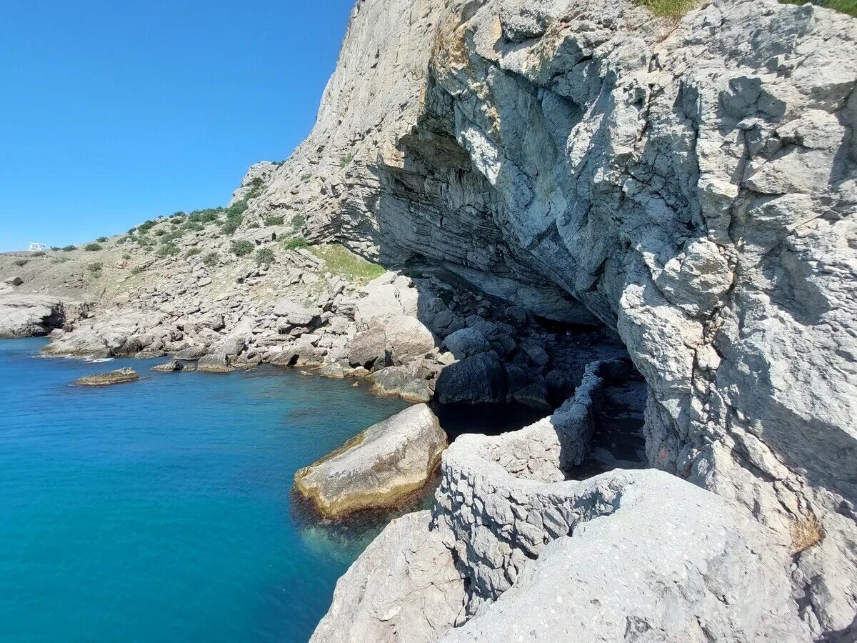 Грот Шаляпина. Грот Шаляпина в Крыму. Грот Шаляпина в Крыму новый свет. Шаляпинский грот в Крыму Артек. Шаляпин новый свет