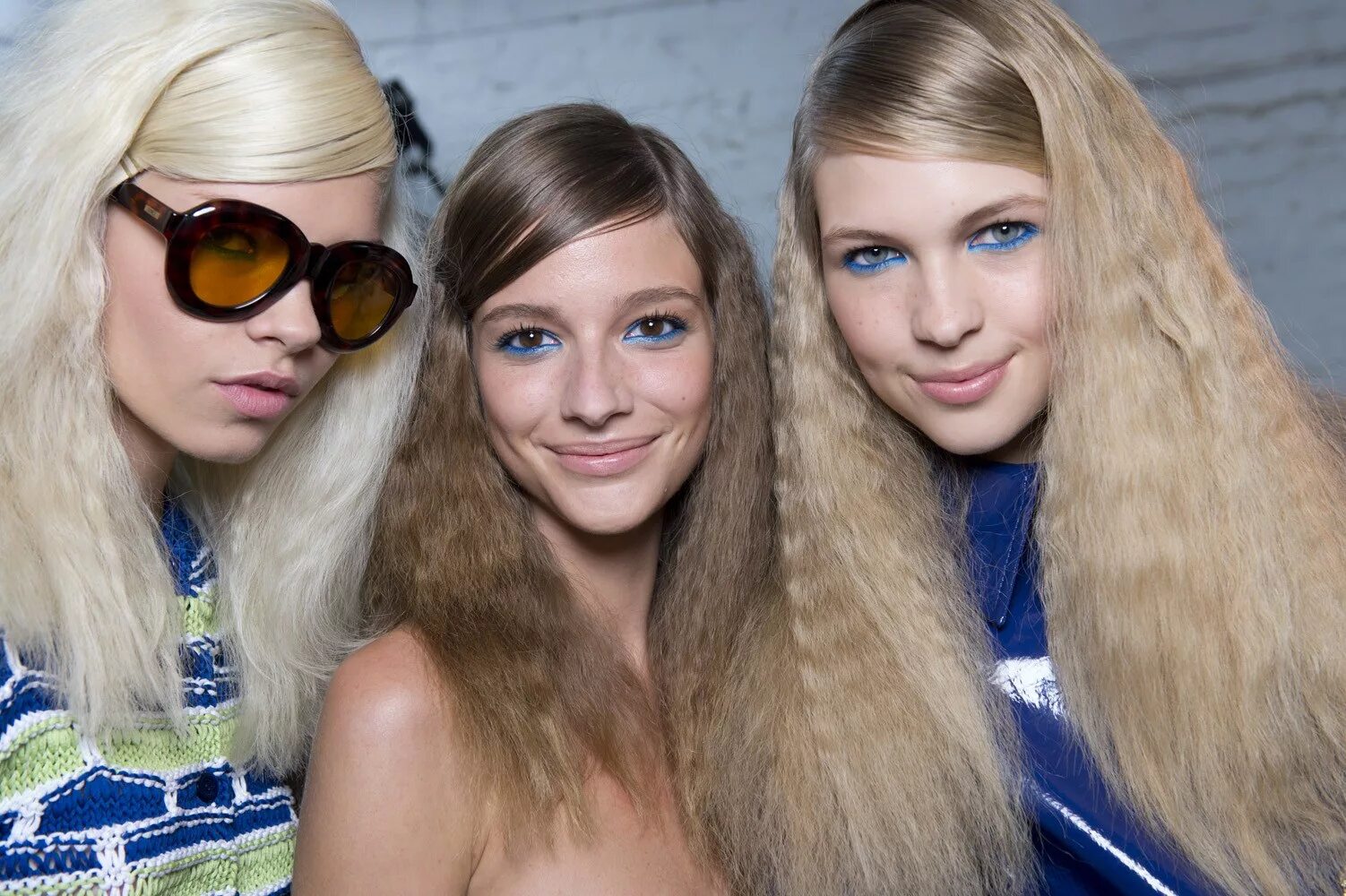 Гофрированные волосы. Стильные прически с гофре. Причёски с гофре на длинные волосы. Блондинка с гофре. Причёски с гофре на длинные волосы.