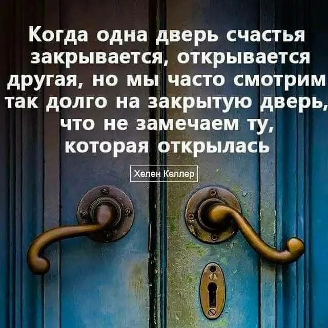 Калитку отворив выходит девушка