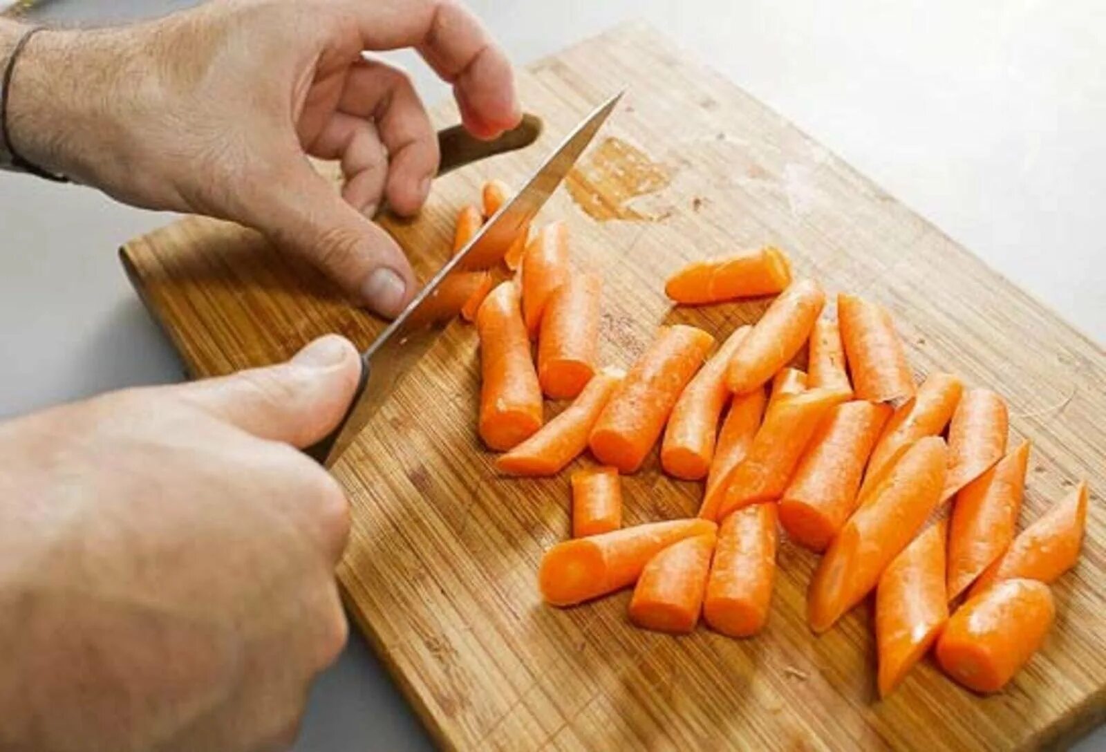 Нарезка овощей ручную. Овощи нарезанные ломтиками. Нарезка моркови ломтиками. Морковка нарезанная ломтиками. Нарезка моркови дольками.