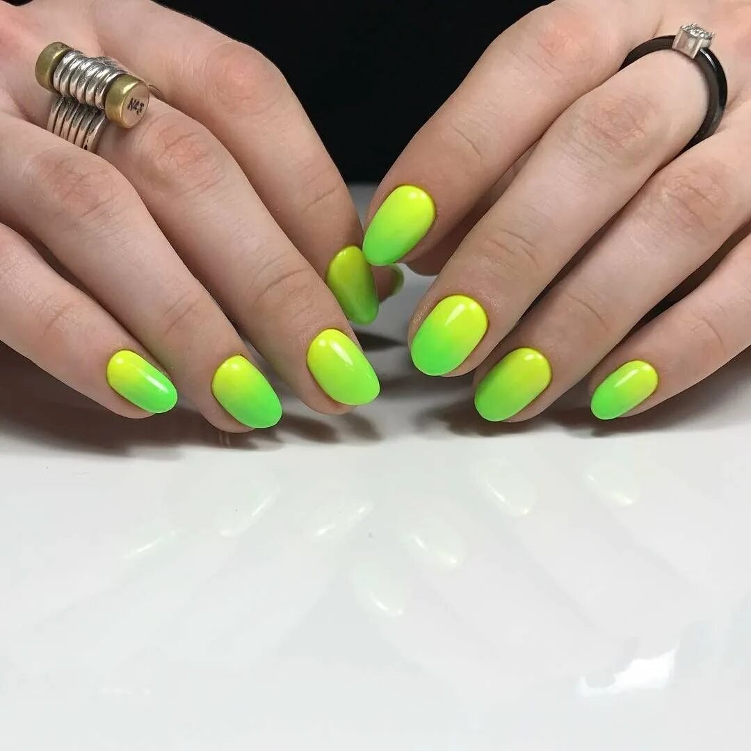 Маникюр желтый с зеленым. Яркие короткие ногти. Желто-зеленый маникюр. Маникюр салатовый с желтым. Салатовый маникюр на короткие ногти.