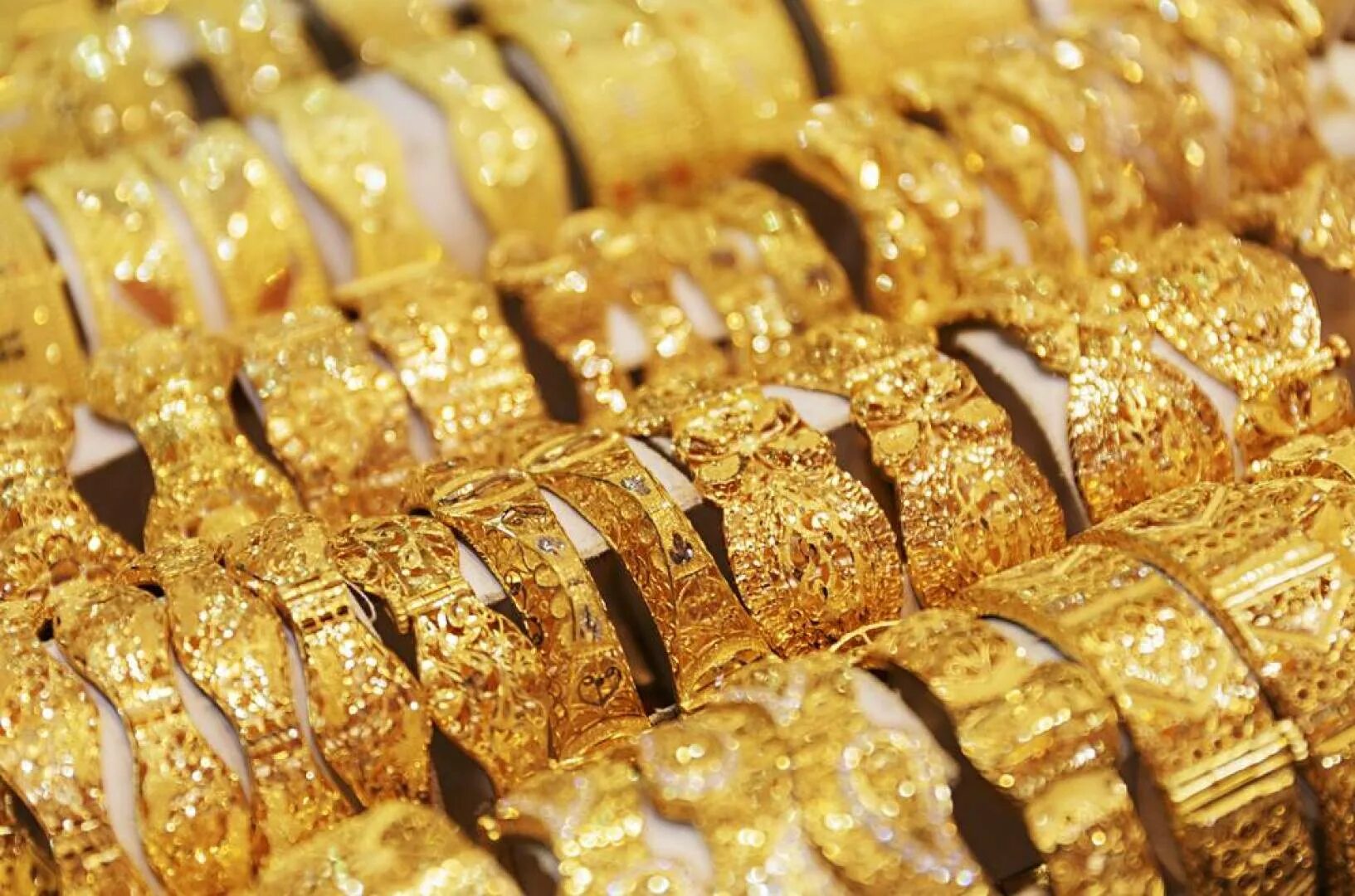 Golden many. Золотой рынок Gold Souk. Рынок золота в Дубае. Золотые изделия в арабских Эмиратах. Золотой рынок в Шардже.