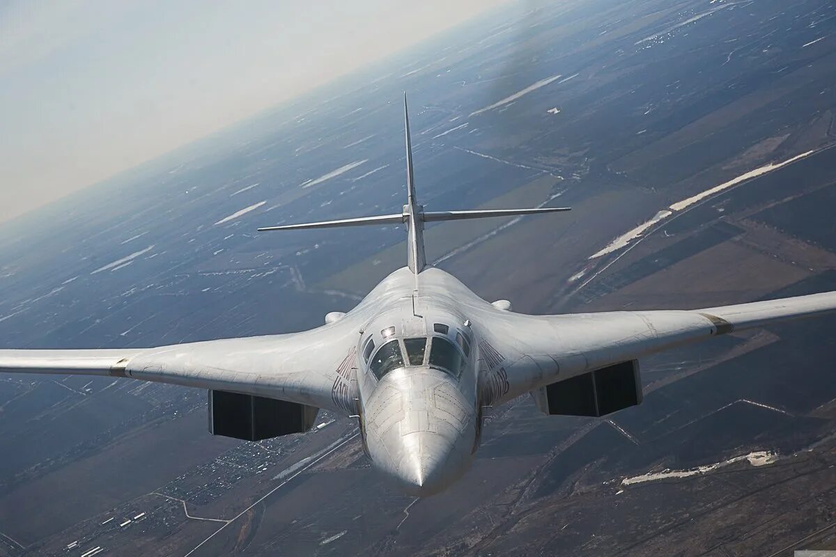 Стратегический ракетоносец ту-160 белый лебедь. Ту 160 сверхзвуковой самолет бомбардировщик. Ту 160 сверхзвуковой самолет бомбардировщик. Ту 160 сверхзвуковой самолет бомбардировщик. Ту-160 белый лебедь.