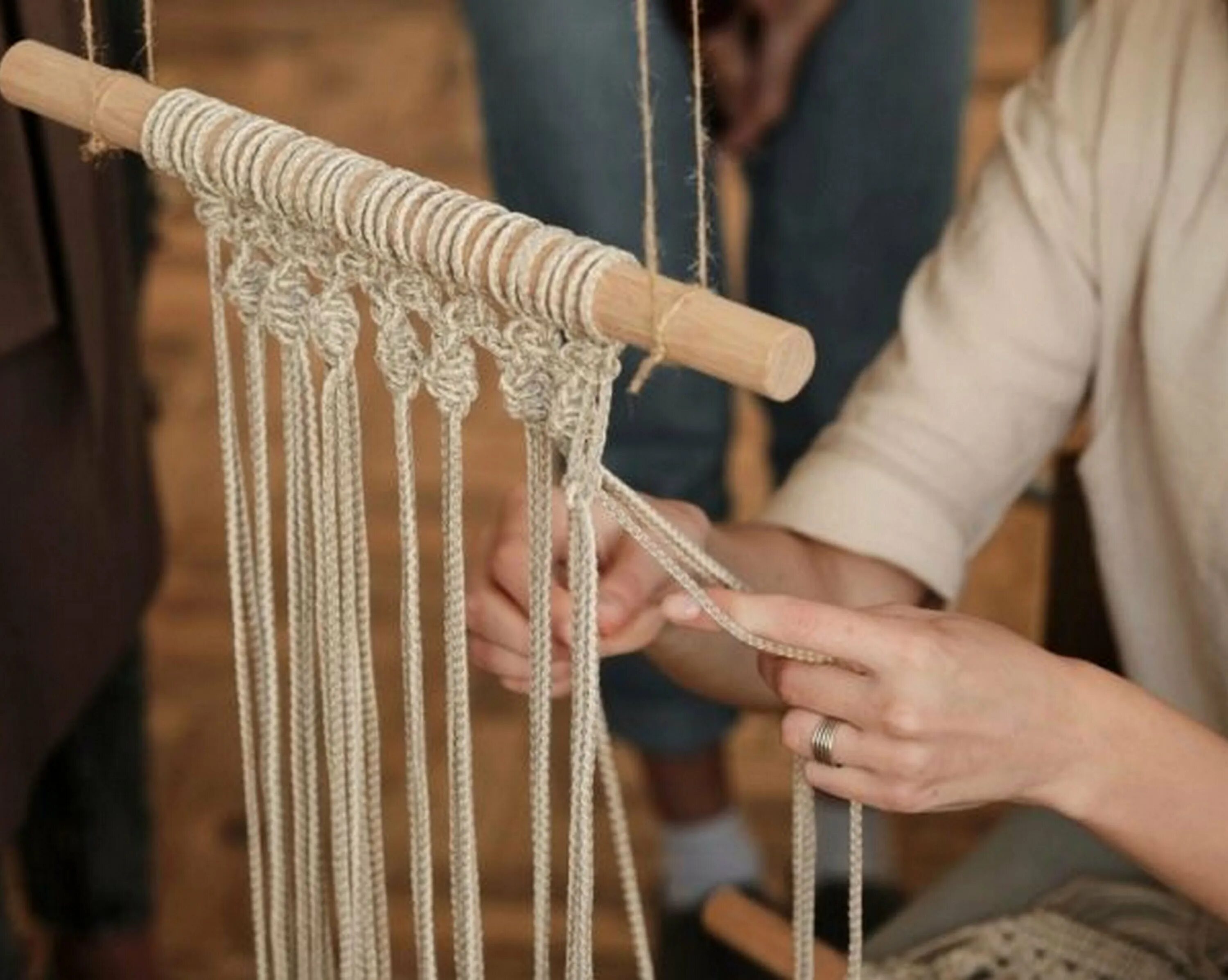 узлы макраме для начинающих схемы плетения. макраме для начинающих схемы браслетов. вязание макраме для начинающих пошагово схемы. обмоточный узел макраме. техник плетения макраме.