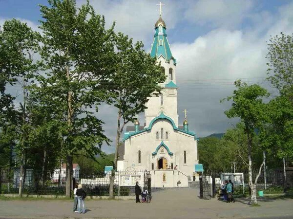 Южно-Сахалинск достопримечательности. Новоалександровка Южно-Сахалинск Церковь. Храм Иллариона Южно-Сахалинск ночь. Центр преодоление Южно-Сахалинск. Сайт интернет южно сахалинск