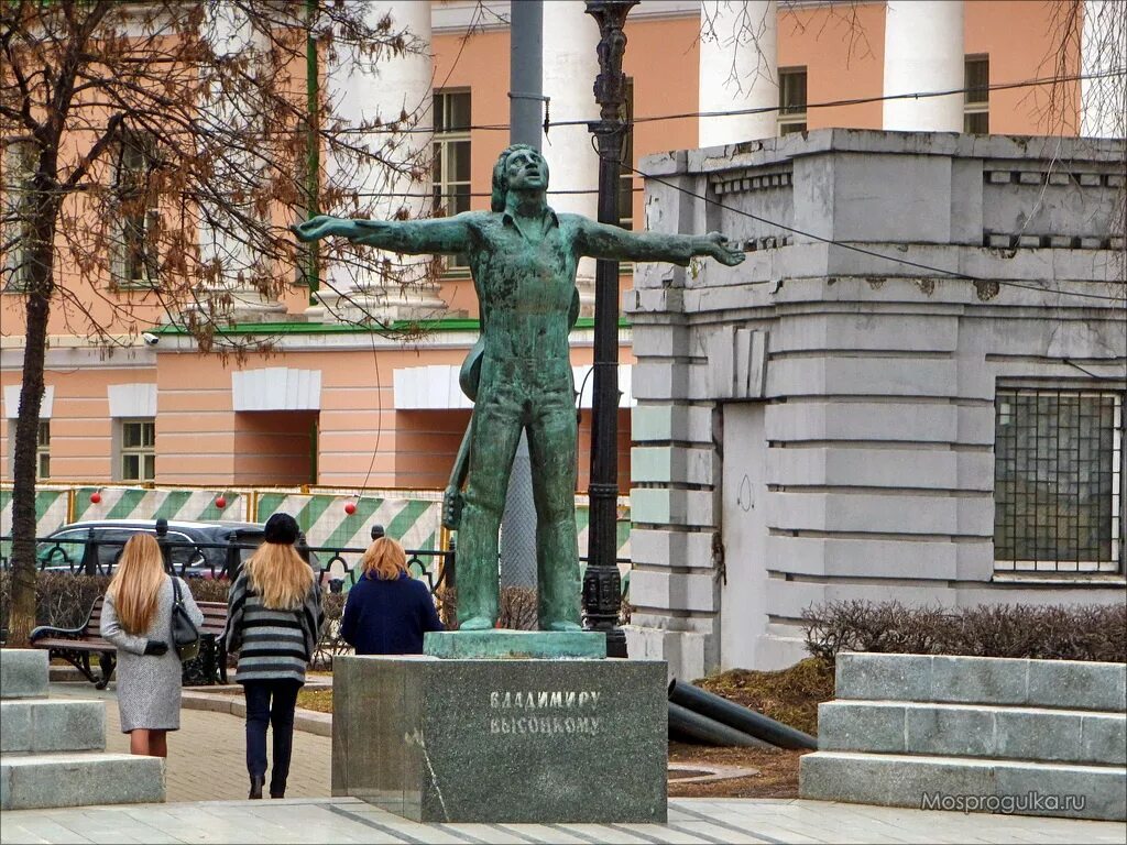 Страстной бульвар памятник высоцкому. Памятник высоцкому у петровских ворот в москве. Памятник владимиру высоцкому в москве. Памятник высоцкому в москве на таганке. Памятники на страстном бульваре в москве.