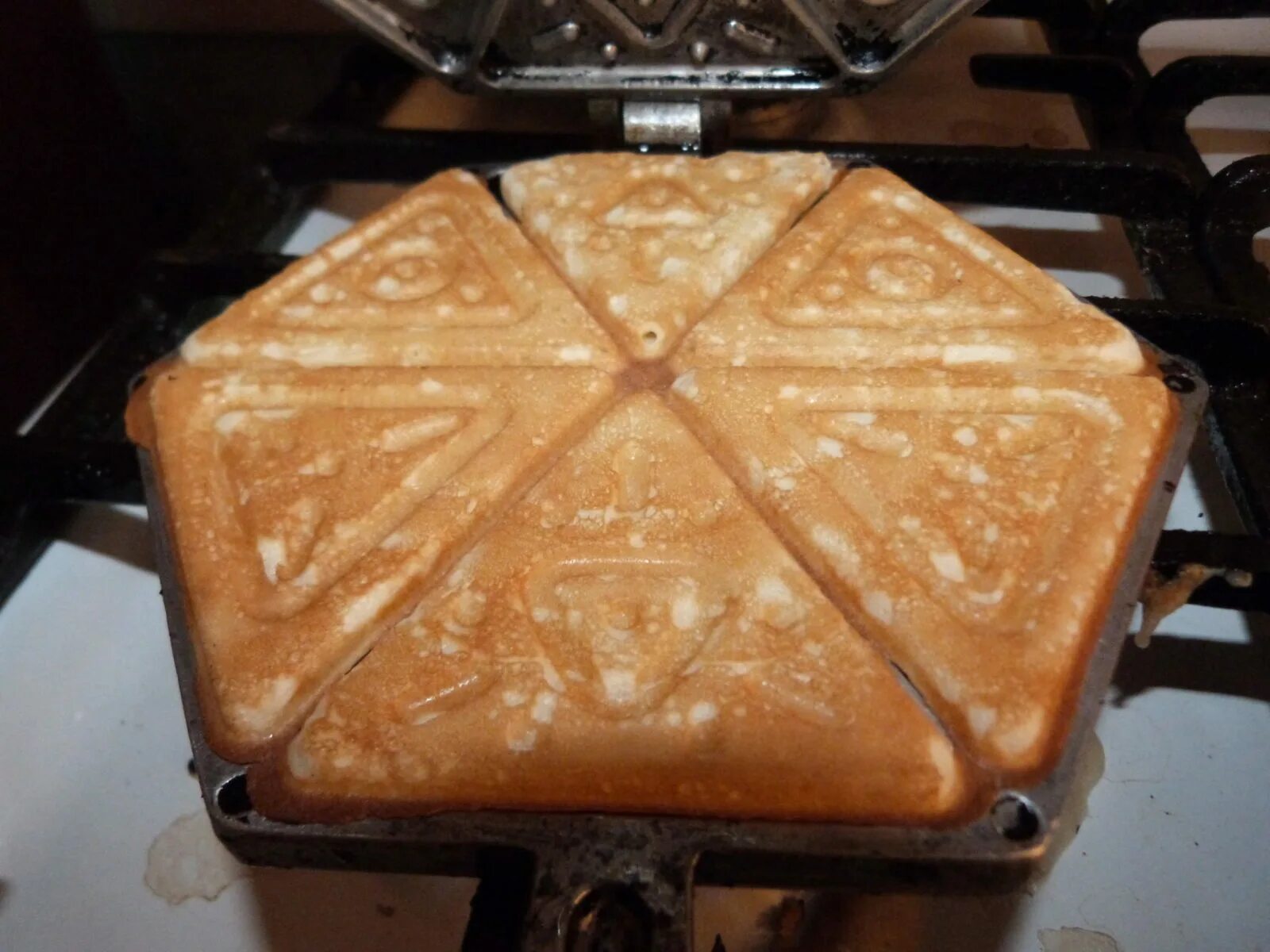 Рецепт печенья треугольники на газу. Печенье в форме на газу. Печенье в формочках на газу. Тесто для печенья в формочках на газу треугольники. Вкусные печенья на газу в фопмк.