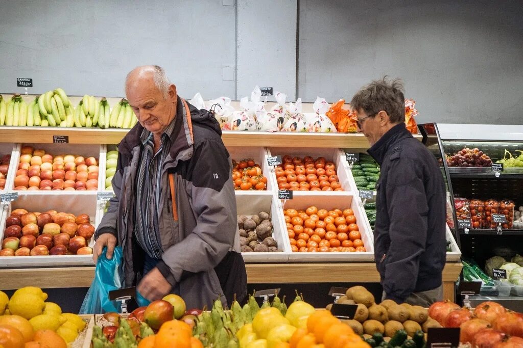 Овощи в Украине. Люди овощи Украина. Покупка овощей в церкви. Бабушка пошла в овощной магазин.