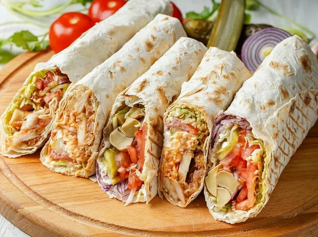 Домашняя шаурма в лаваше с курицей. Шаурма с курицей. Вкуснейшая шаурма. Шаурма аппетитная. Шаурма аппетитная.