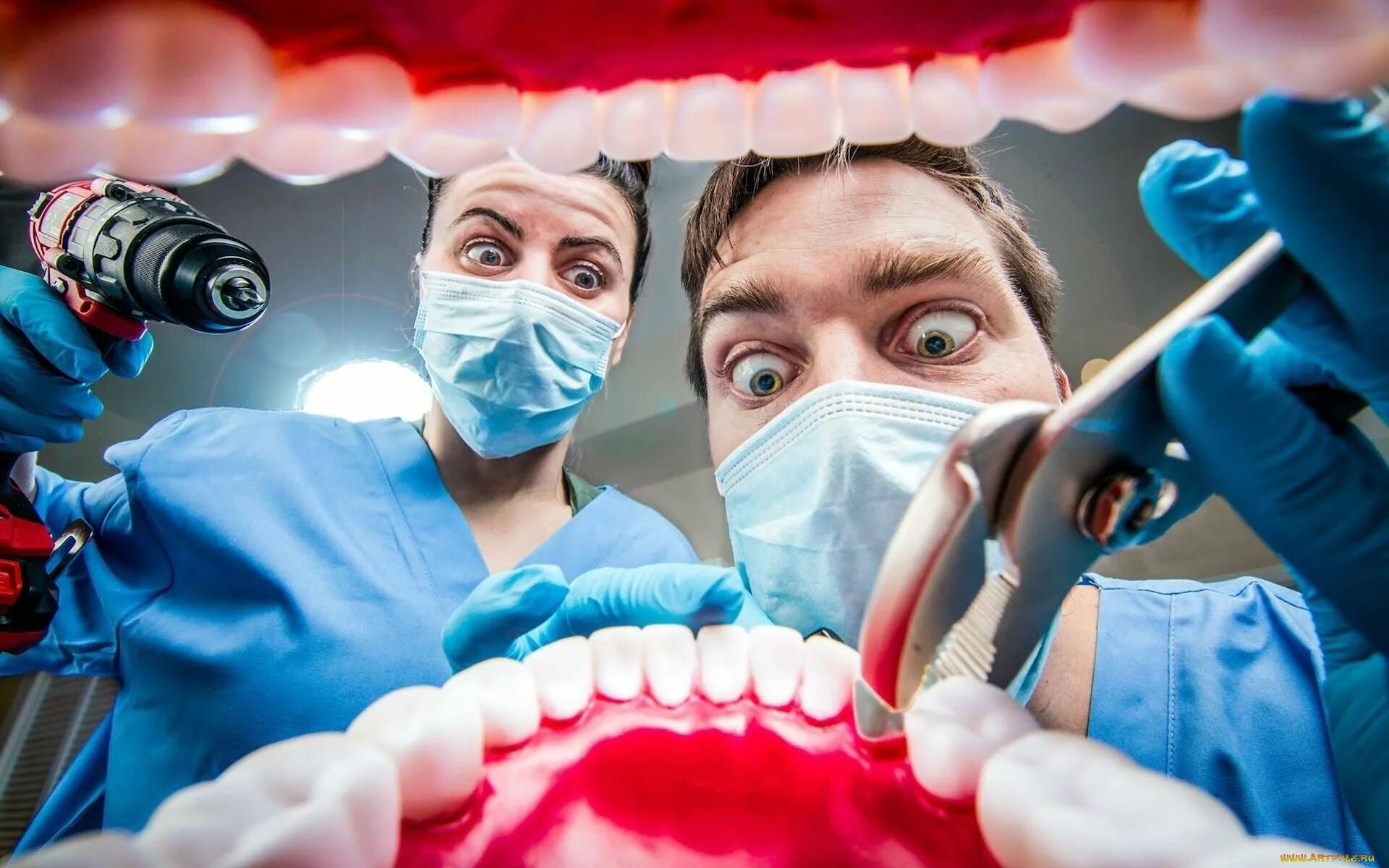 Зубной свободный. Стоматолог. Маска врачебная стоматолога зубы. Рабочий стол стоматолога.
