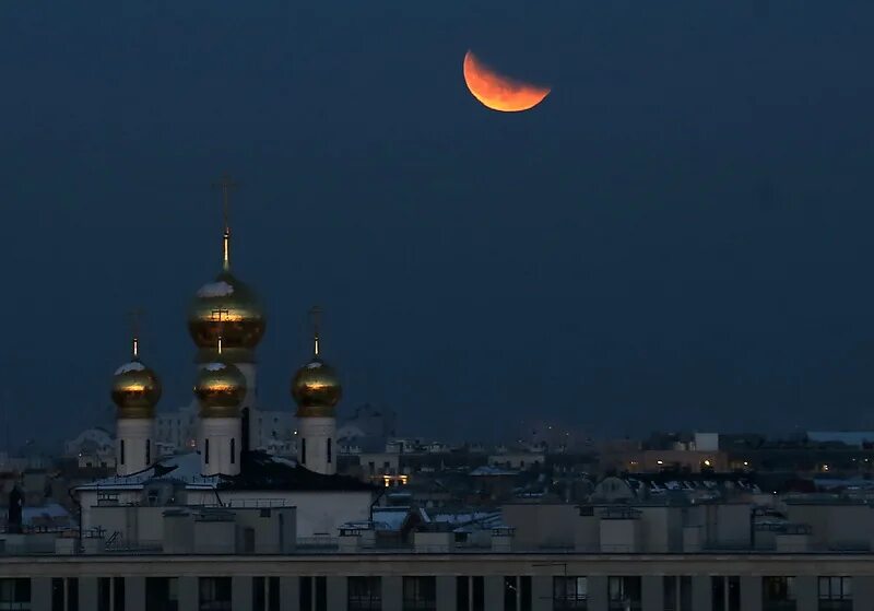 Солнечное затмение в санкт петербурге когда будет. Солнечное затмение СПБ. Солнечное затмение сегодня СПБ. Луна в СПБ. Лунное затмение СПБ.