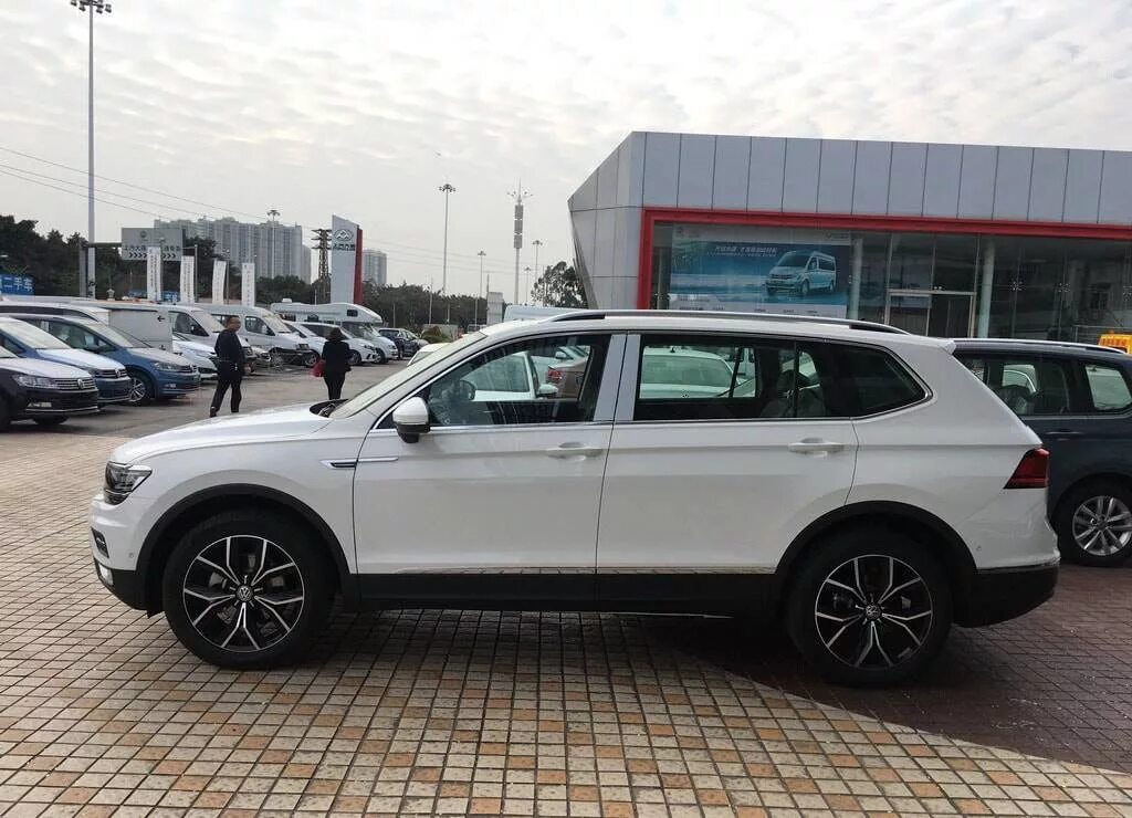 Фольксваген удлиненный. Volkswagen Tiguan long. Volkswagen Tiguan удлинённый. Фольксваген Тигуан удлиненная версия. Tiguan 2 long.