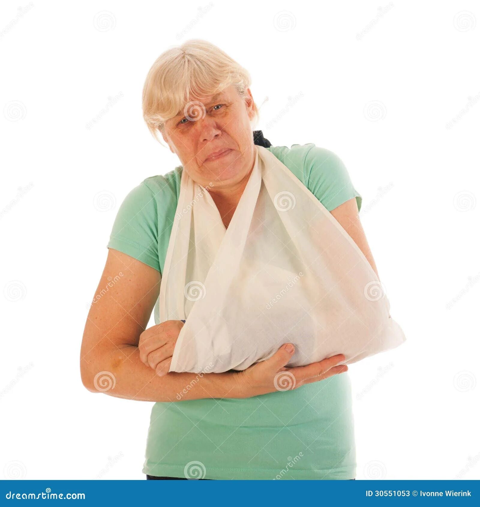 Бабка с поломанной рукой. Пожилая женщина с переломом.