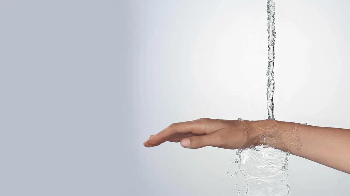 Струя девушек сильно. Реалистичные картины. Фотосессия с брызгами воды. Девушка под струей воды. Девушка в брызгах воды.