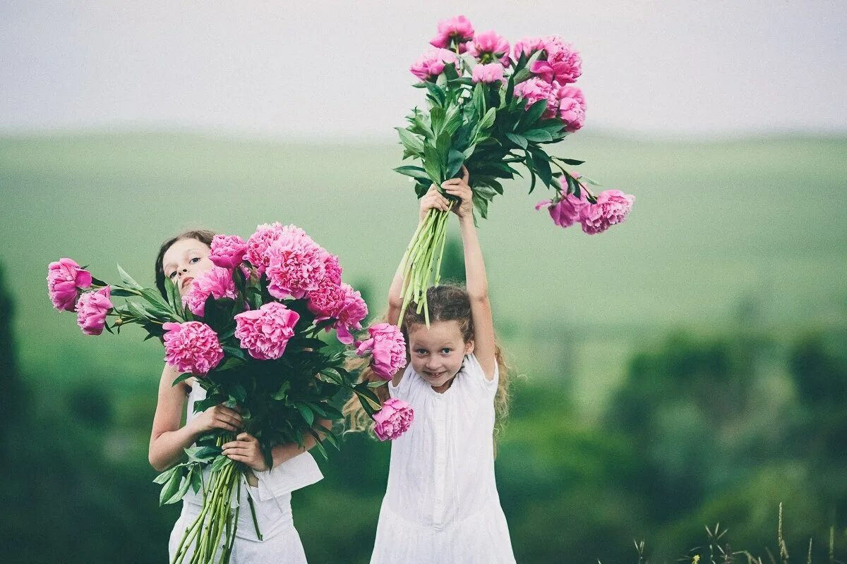 Ребенок с охапкой цветов. Цветы для мамы. Дети с цветами. Букеты для детей. Ребенок дарит цветок маме