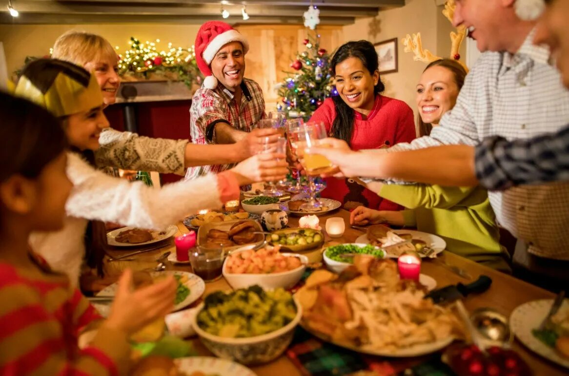 Рождество семья. Christmas gathering. Новый год семейный праздник. Семья за новогодним столом. Christmas gathering.