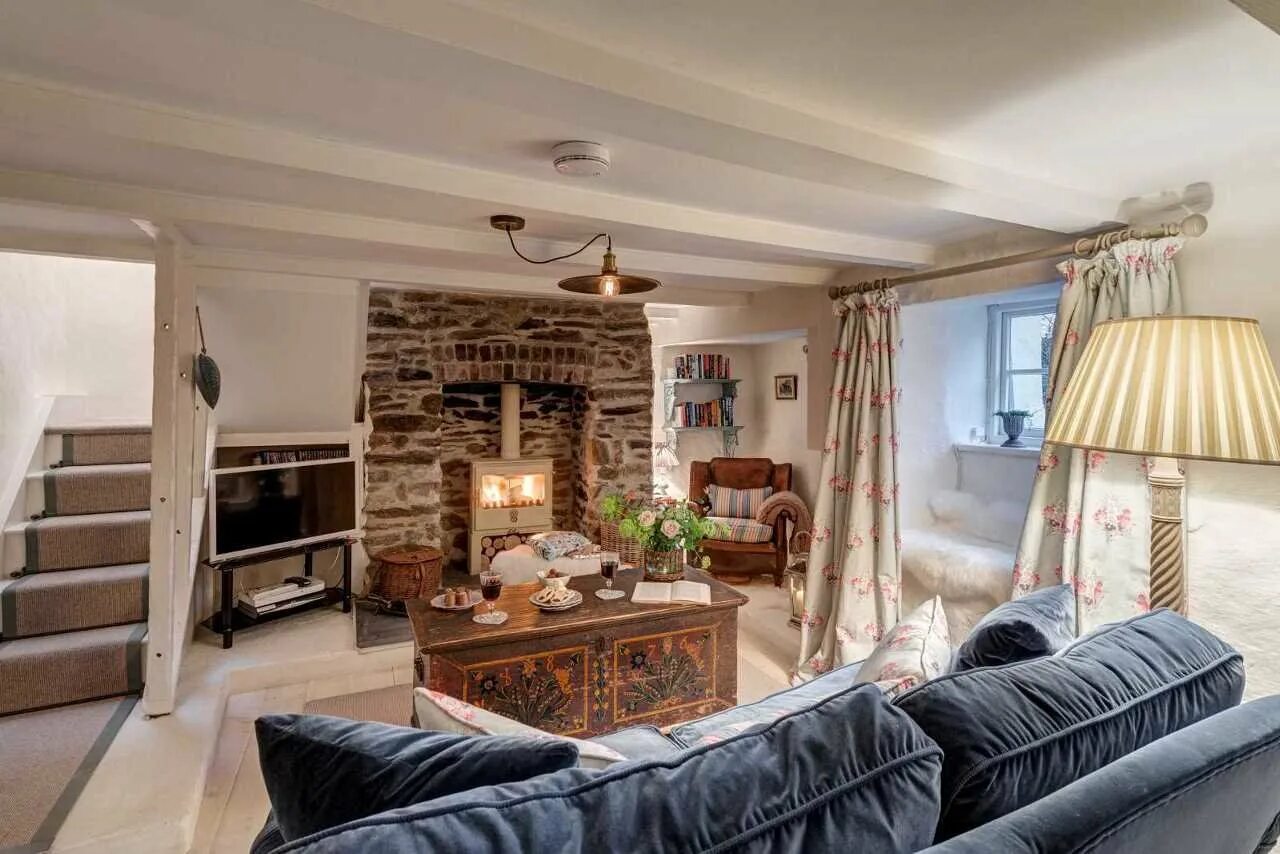 Дом в англии изнутри. Английский дом снаружи и внутри. Англия дома внутри. Нормандский стиль в англии интерьер. Английская усадьба интерьер.