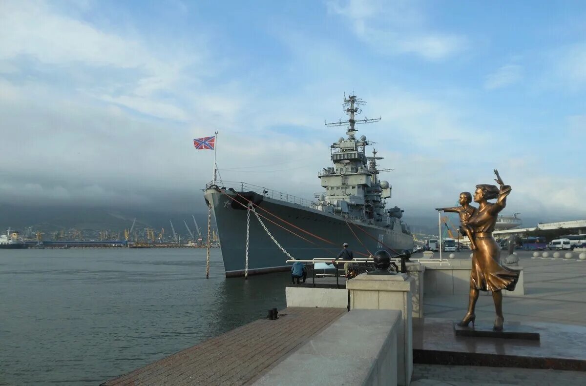 Крейсер музей в новороссийске. Памятник корабль в новороссийске. Крейсер кутузов в новороссийске. Памятник корабль в новороссийске. Крейсер кутузов в новороссийске.